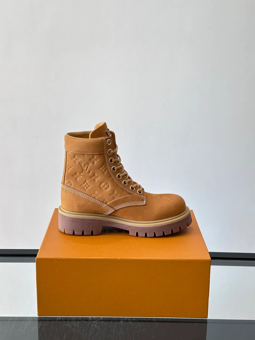 [L Home] Top P: 920💰 Size: 39-44 (45 can be customized) LOUIS VUITTON Louis Vuitton ss25 LV Donkey brand new thick-soled lace-up big-toe shoes men's casual shoes high-top short boots. These boots are crafted from top-grain calf leather for a lightweight and comfortable fit. The thick EVA outsole is embellished with eye-catching ridges, and the trendy attitude of being both strong and soft makes it an everyday choice. ✔Upper: imported first-layer cowhide ✔Lining: cowhide ✔Outsole: original molded outsole